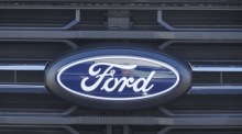 Ein Fahrzeug steht bei einem Ford-Händler im US-Bundesstaat Massachusetts. Ford ruft weltweit mehr als 850.000 Fahrzeuge zurück. Foto: EPA/Cj Gunther