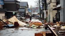 In Suzu, Präfektur Ishikawa, steht ein Mann in einer Straße, die nach einem Erdbeben mit den Trümmern eingestürzter Häuser bedeckt ist. Foto: epa/Jiji Press Japan Out Editorial Use Only