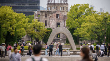 Der Hiroshima Peace Memorial Park mit dem Ehrenmal (Kenothap) im Vordergrund und dem Genbaku Dome im Hintergrund, ist zentraler Ort für den G7-Gipfel in Hiroshima. Foto: Michael Kappeler/dpa