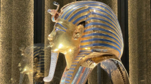 Totenmaske des Pharaos Tutanchamun im neuen Grand Egyptian Museum (GEM). Das Große Ägyptische Museum zieht bisher im Schnitt 19.000 Besucher täglich an. Foto: Ulrich Steinkohl/dpa