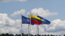 Flaggen der Nato-Mitgliedsländer wehen im Wind vor dem Veranstaltungsort des Nato-Gipfels. Foto: Mindaugas Kulbis/Ap/dpa