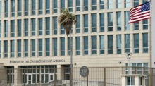 Blick auf die US-Botschaft in Havanna, während Gespräche zwischen Washington und Kuba derzeit festgefahren sind. Foto: epa/Ernesto Mastrascusa