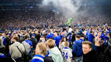 Die Schalke-Fans feiern nach dem Gewinn der deutschen Bundesliga auf dem Spielfeld. Foto: epa/Sascha Steinbach