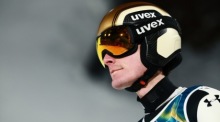 Domen Prevc aus Slowenien springt beim Super-Team-Wettbewerb im Skispringen der Olympischen Winterspiele Milano Cortina 2026 in Predazzo. Foto: epa/Hannibal Hanschke