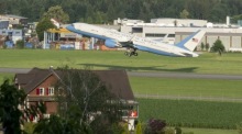 Das Regierungsflugzeug Air Force Two mit US-Vizepräsident JD Vance an Bord hebt am Montagabend vom Militärflugplatz Emmen in Richtung Washington ab. Foto: EPA/Urs Flueeler