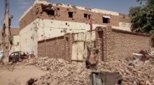 Verlassener Laderaum vor einem beschädigten Gebäude in Omdurman. Foto: epa/Sara Creta