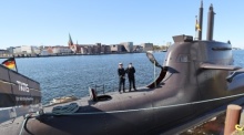 Ein U-Boot der Klasse 212A liegt beim Kieler Hersteller TKMS am Kai. Dort werden Pistorius und sein indischer Amtskollege erwartet. Foto: dpa/Christian Charisius