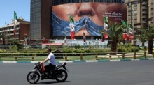 Anti-US-Plakat mit Donald Trump prägt den Verkehr am Valiasr-Platz in Teheran während neuer diplomatischer Gespräche. Foto: epa/Abedin Taherkenareh