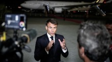 Emmanuel Macron, der französische Präsident, spricht auf dem Rollfeld des Flughafens von Kairo mit Journalisten, während er abfliegt. Foto: epa/Hristophe Ena