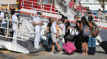 Polizisten der griechischen Küstenwache überprüfen die Dokumente von Passagieren im Hafen von Piräus in der Nähe von Athen, Griechenland. Archivfoto: epa/PANTELIS SAITAS