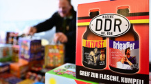 Biere in nostalgischen Verpackungen werden während der «Ostpro Erfurt 2023» verkauft. «Früher war mehr Lametta!» - erinnert sich der Opa in Loriots «Weihnachten bei Hoppenstedts». Doch stimmt das wirklich? Wann ein biss... Foto: Martin Schutt/dpa