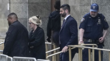 Stormy Daniels (2.v.l.) verlässt das Gerichtsgebäude in New York. Foto: Seth Wenig/Ap/dpa