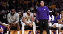 Los Angeles Lakers-Stürmer LeBron James (l) sitzt auf der Bank neben Stürmer Anthony Davis, während Cheftrainer Frank Vogel in der zweiten Halbzeit dabei ist. Foto: Mark J. Terrill/Ap/dpa