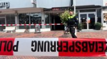 Ein Absperrband sichert den Einsatzort in Westerland auf Sylt, nachdem in einer belebten Einkaufsstraße Schüsse gefallen waren. Foto: dpa/Lea Albert