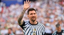 Lionel Messi winkt den Fans beim Aufwärmen vor dem WM-Gruppenspiel zwischen Argentinien und Algerien in Kansas City zu. Foto: epa/Amy Kontras