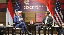 US-Präsident Joe Biden (L) spricht mit dem indonesischen Präsidenten Joko Widodo. oto: epa/ACHMAD IBRAHIM