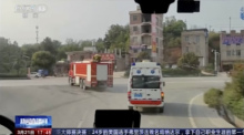 Rettungswagen, die zur Absturzstelle eines Flugzeugs im Kreis Tengxian in der südchinesischen autonomen Region Guangxi Zhuang fahren. Foto: -/Cctv/ap/dpa