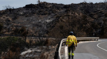 Ein Mitarbeiter der andalusischen Waldbrand-Spezialeinheit IFOCA ist bei Löscharbeiten nahe Los Gallardos in Almería im Einsatz. Foto: Francis Gonzalez/Sopa Images Via Zuma Press Wire/dpa