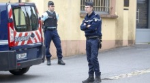 Polizei steht in der Nähe eines Hauses in Ville-sur-Lumes, in dem der verurteilte Serienmörder Michel Fourniret gelebt hat. Foto: epa/Julien Warnand