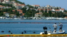 Polizetaucher patrouillieren im neuen Hafen von Dubrovnik. Foto: epa/Ansa/filippo Monteforte