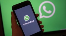 Das WhatsApp-Logo ist auf einem Smartphone zu sehen. Zum Jahreswechsel 2017 klagten zahlreiche Nutzer über Verbindungsprobleme des Messenger-Dienstes. Foto: EPA/Hayoung Jeon