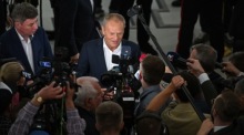 Donald Tusk spricht mit Journalisten im polnischen Parlamentsgebäude in Warschau. Foto: epa/Radek Pietruszka