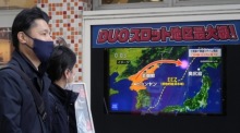 In Tokio gehen Fußgänger an einem Bildschirm vorbei, auf dem ein Nachrichtenbericht über den Start einer ballistischen Rakete durch Nordkorea angezeigt wird. Foto: epa/Franck Robichon
