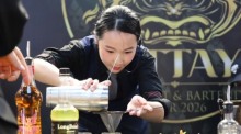 Eine Teilnehmerin präsentiert beim Mixology-Wettbewerb ihr Cocktailrezept vor der internationalen Fachjury. Bild TMN.TV