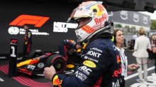 Max Verstappen, niederländischer Formel-1-Pilot von Red Bull Racing, feiert seinen Sieg beim Formel-1-Grand-Prix von Spanien 2023. Foto: epa/Siu Wu