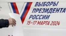Russischer Wähler gibt während der Präsidentschaftswahlen in Moskau seinen Stimmzettel ab. Foto epa/MAXIM SHIPENKOV