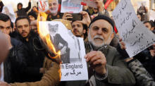 Iranische Hardliner versammeln sich während einer Anti-Britannien-Demonstration in Teheran vor der britischen Botschaft. Foto: epa/Abedin Taherkenareh