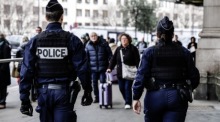 Polizisten patrouillieren in der Umgebung des Bahnhofs Gare de Lyon in Paris. Foto: EPA-EFE/Teresa Suarez