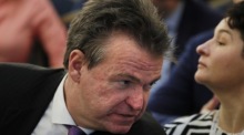 Der Vorstandsvorsitzende der Deutsch-Russischen Handelskammer, Matthias Schepp (links), nimmt an der „Russian Business Week“ in St. Petersburg teil. Foto: epa/Yuri Kochetkov