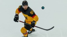 Moritz Müller kämpft im olympischen Viertelfinale der Eishockey-Männer zwischen Deutschland und der Slowakei um den Puck. Foto: epa/Wu Hao