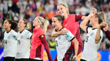 Deutschlands Sara Däbritz jubelt mit Giulia Gwinn beim EM-Viertelfinale gegen Frankreich in Basel. Die Fußballerinnen führen 2025 die TV-Quoten an. Archivfoto: dpa/Sebastian Gollnow
