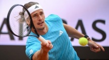 Alexander Zverev konzentriert beim Ballwechsel im Drittrundenspiel der Italian Open. Foto: epa/Fabio Frustaci