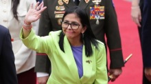 Venezuelas geschäftsführende Präsidentin Delcy Rodríguez winkt im Parlament in Caracas, wo sie den Bericht von Nicolás Maduro vorstellt. Foto: epa/Ronald Pena R