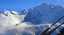 Mehrere Skifahrer werden in den österreichischen Alpen von einer Lawine verschüttet. Foto: epa/GÜnther Dullnig