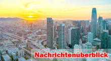 Die untergehende Sonne taucht die Skyline von San Francisco in warmes Licht – mit Salesforce Tower, Bay Bridge und dem Highway im Vordergrund. Foto: Unsplash/Zetong Li
