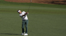 US Masters, Einzel, Herren, 2. Runde, Bernhard Langer aus Deutschland schlägt vom Fairway am 15 Loch. Foto: Matt Slocum/Ap/dpa