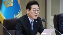 Südkoreas Präsident Lee Jae Myung spricht während einer Kabinettssitzung in Seoul. Foto: epa/Yonhap
