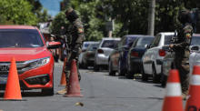 Polizisten führen in Santa Tecla, El Salvador, Fahrzeugkontrollen durch. Foto: epa/Rodrigo Sura