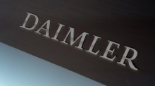 Das Logo von Daimler vor einer Jahrespressekonferenz der Daimler AG in Stuttgart. Foto: epa/Ronald Wittek