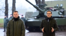 Der polnische Premierminister Morawiecki trifft sich mit Soldaten in Biedrusko. Foto: epa/Jakub Kaczmarczyk