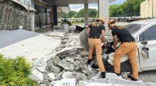 Feuerwehrleute räumen Trümmer vor einem Einkaufszentrum in Butuan nach dem schweren Erdbeben im Süden der Philippinen. Foto: epa/Bfp/handout