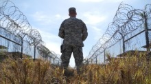 Ein US-Sergeant steht auf dem Gelände des ehemaligen Gefangenenlagers Camp X-Ray in Guantanamo Bay auf Kuba. Foto: EPA/Johannes Schmitt-tegge