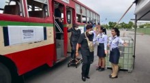 Für Besucher der Trauerzeremonien verkehren zusätzliche Shuttle- und Linienbusse. Bild: BMTA