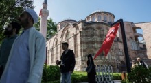 Menschen besuchen die historische Chora-Moschee am Tag ihrer Wiedereröffnung als Moschee in Istanbul. Foto: epa/Erdem Sahin