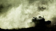 Ein Kampfpanzer Leopard 2 schießt während Bundeswehrübung Landoperationen. Foto: Peter Steffen/dpa
