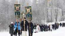 Gläubige der russisch-orthodoxen Kirche nehmen an den Feierlichkeiten zum orthodoxen Dreikönigstag außerhalb von St. Petersburg teil. Foto: epa/Anatoly Maltsev